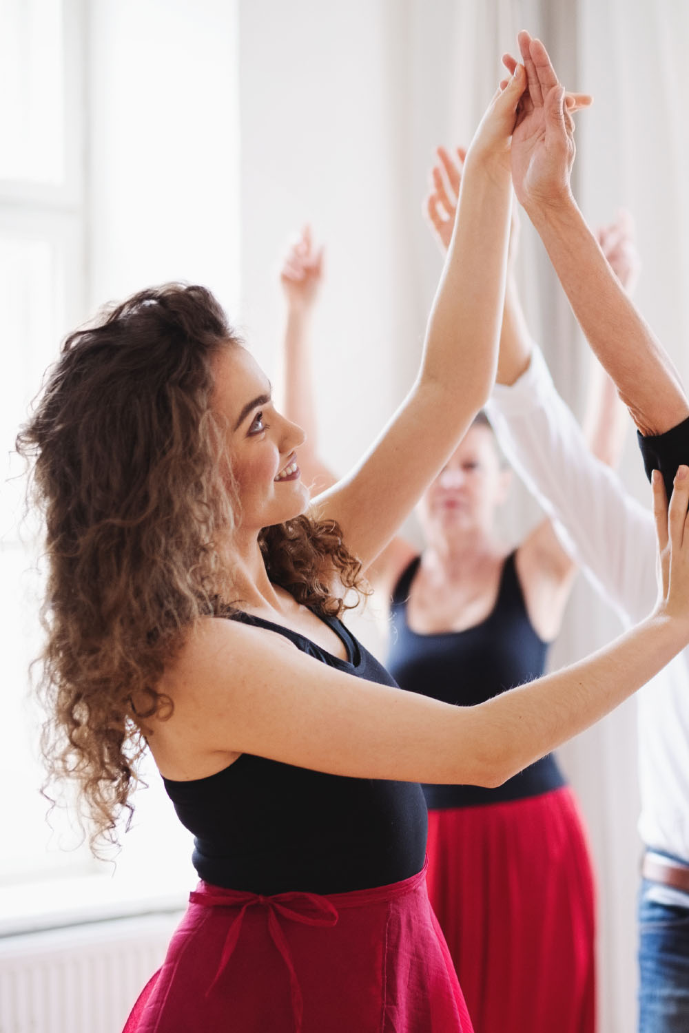 Group of senior people in dancing class with dance teacher. - WOWdance - Estúdio de Dança