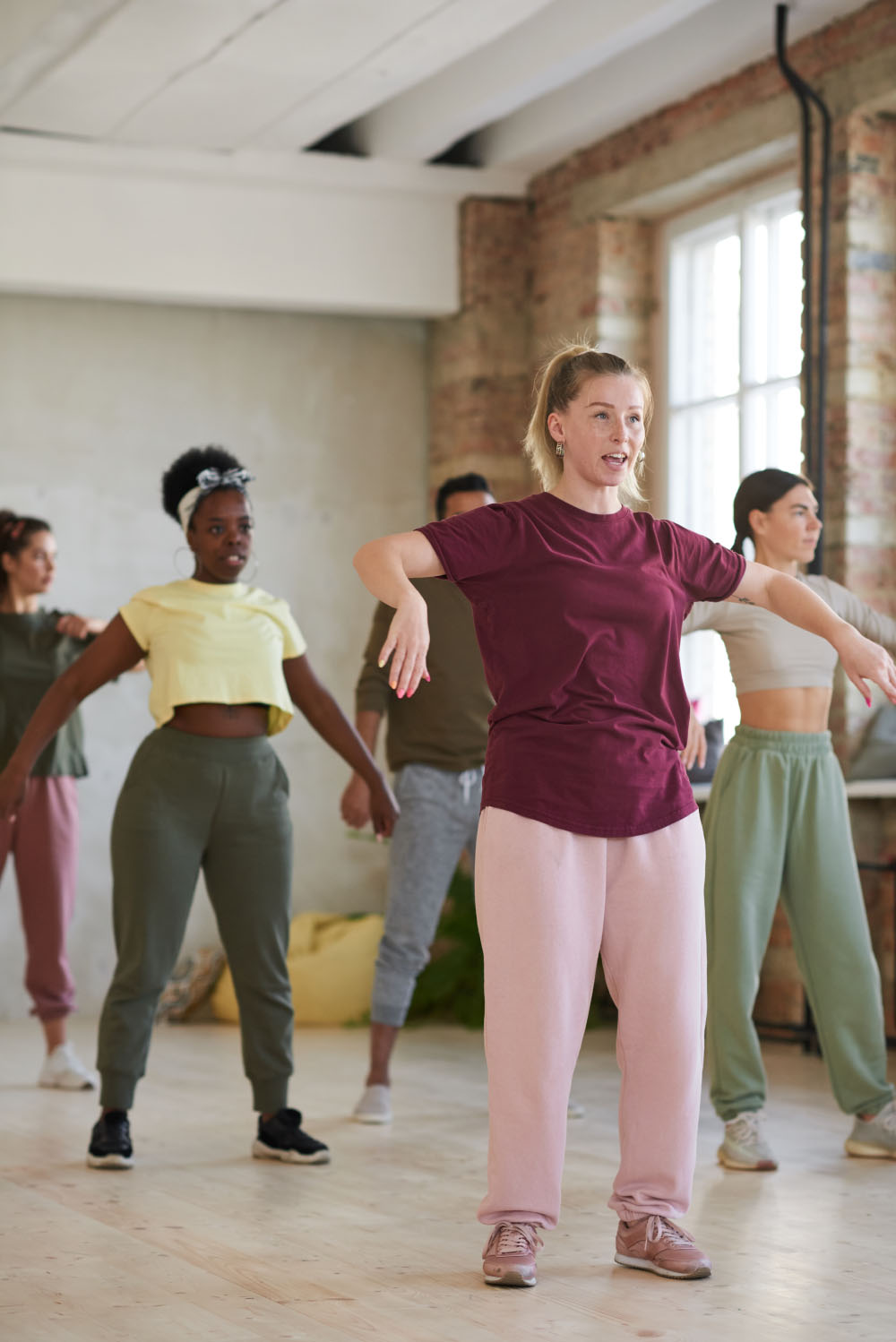 Instructor with her group - WOWdance - Estúdio de Dança